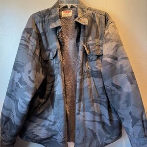 Wrangler Men's Sherpa Lined Flannel Shirt Jacket in size Large camouflage